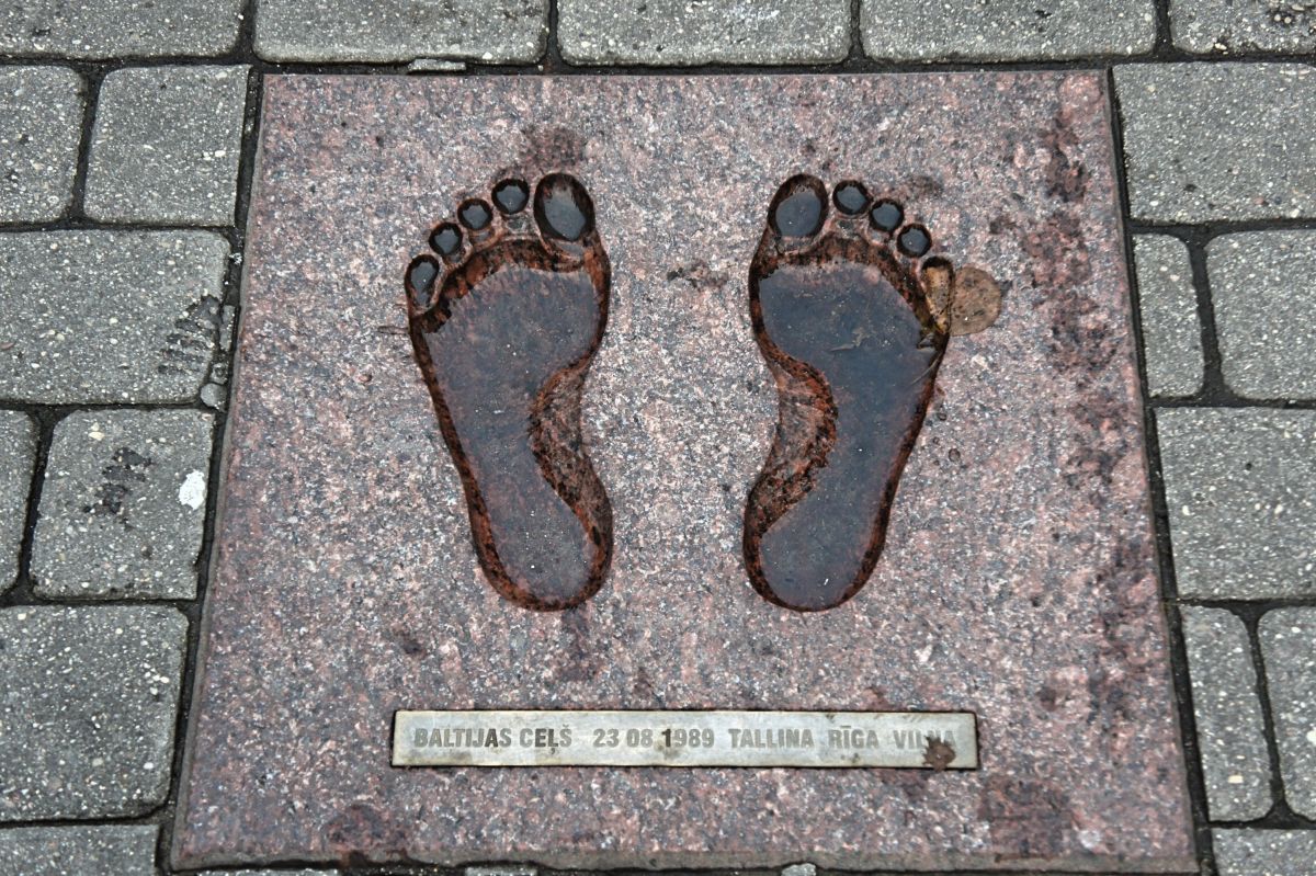 Памятник Балтийскому пути в Риге