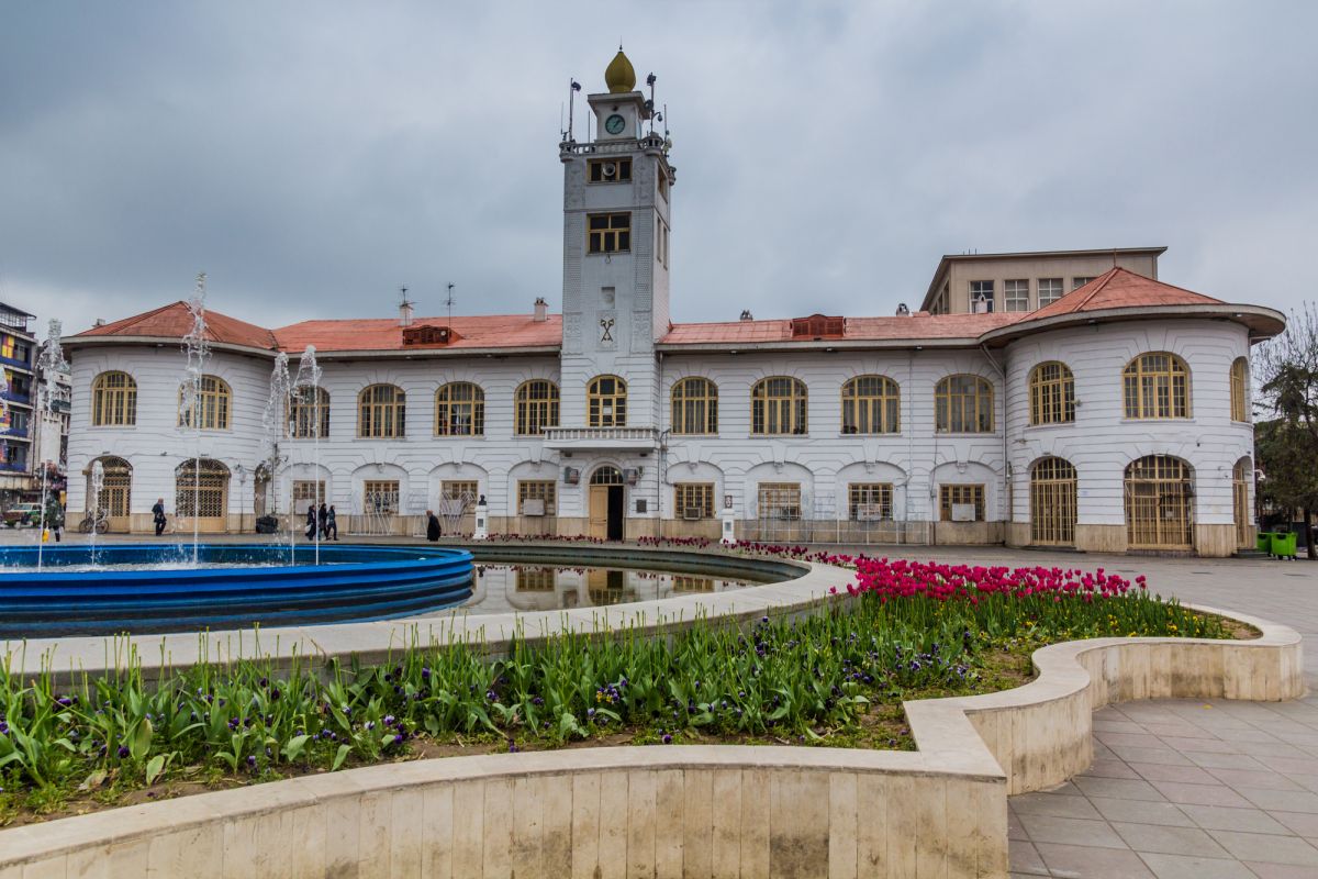 Муниципальный особняк и часовая башня в Раште