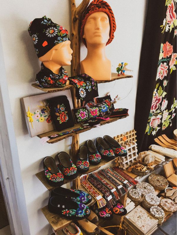 Магазин Muhu Käsitöö на причале порта Куйвасту