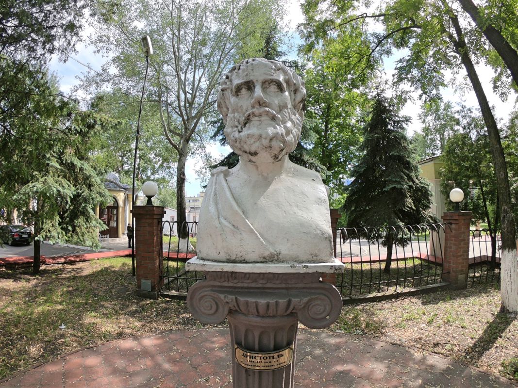 Древнегреческий сквер на территории МАУП