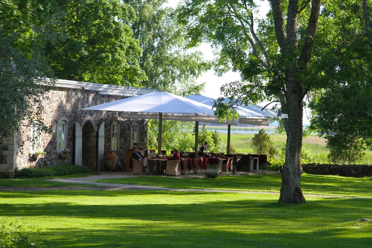 Летний ресторан на террасе Морского дома яхтклуба Pädaste