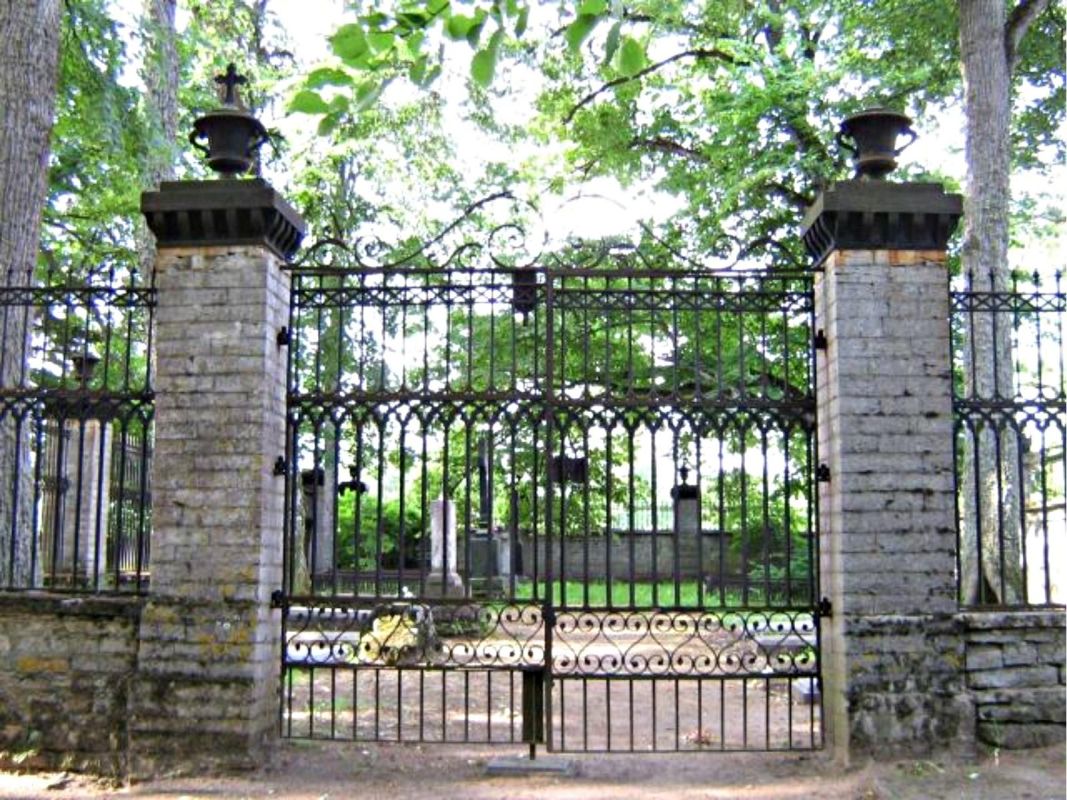 Часовня и кладбище Илумяэ