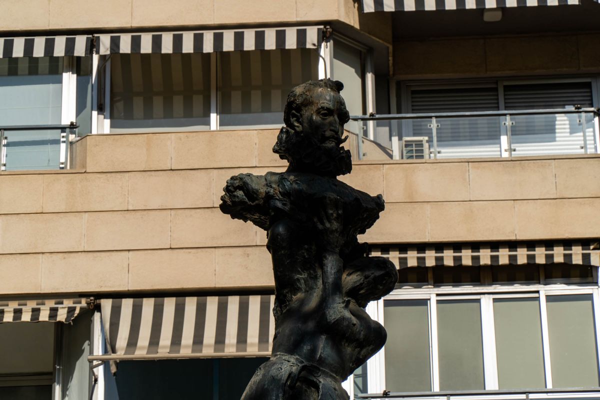 Статуя Сервантеса в Валенсии