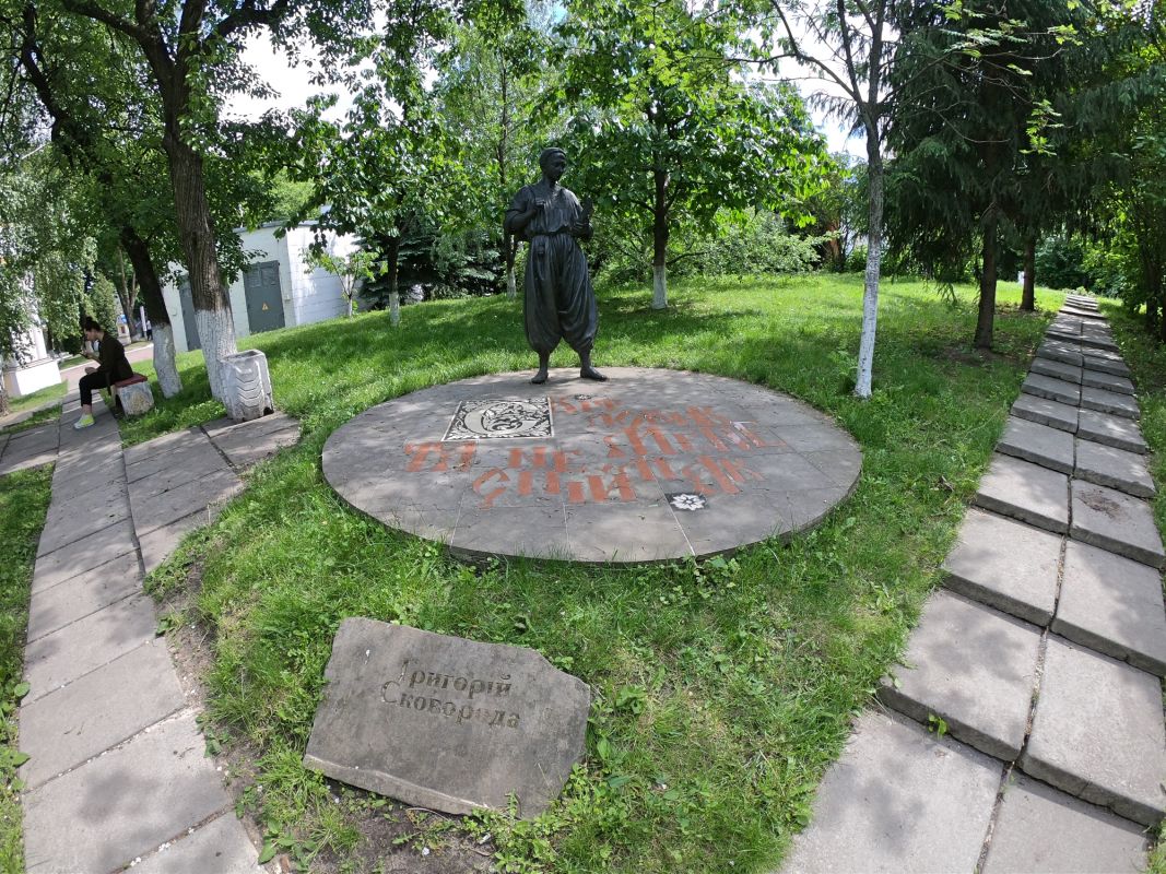 Памятник Хмельницкому Б.М. на территории Межрегиональной академии управления персоналом