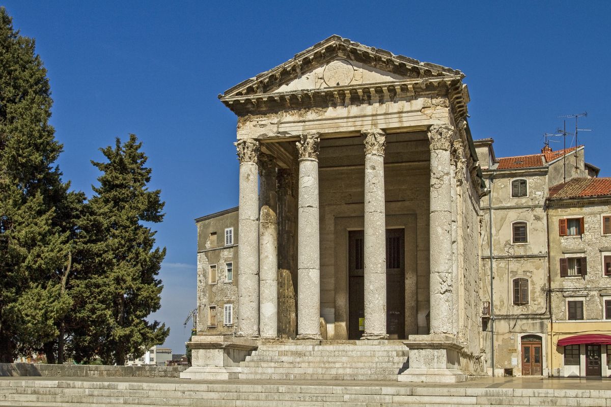 Храм Августа