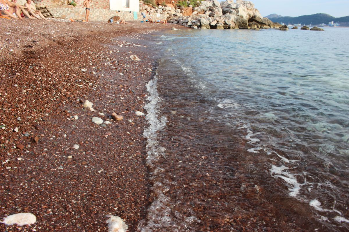 Красный пляж