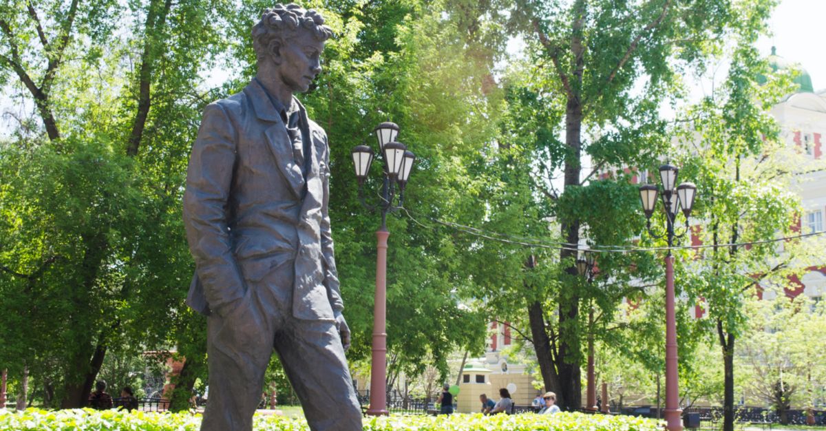 Памятник Александру Вампилову в Иркутске