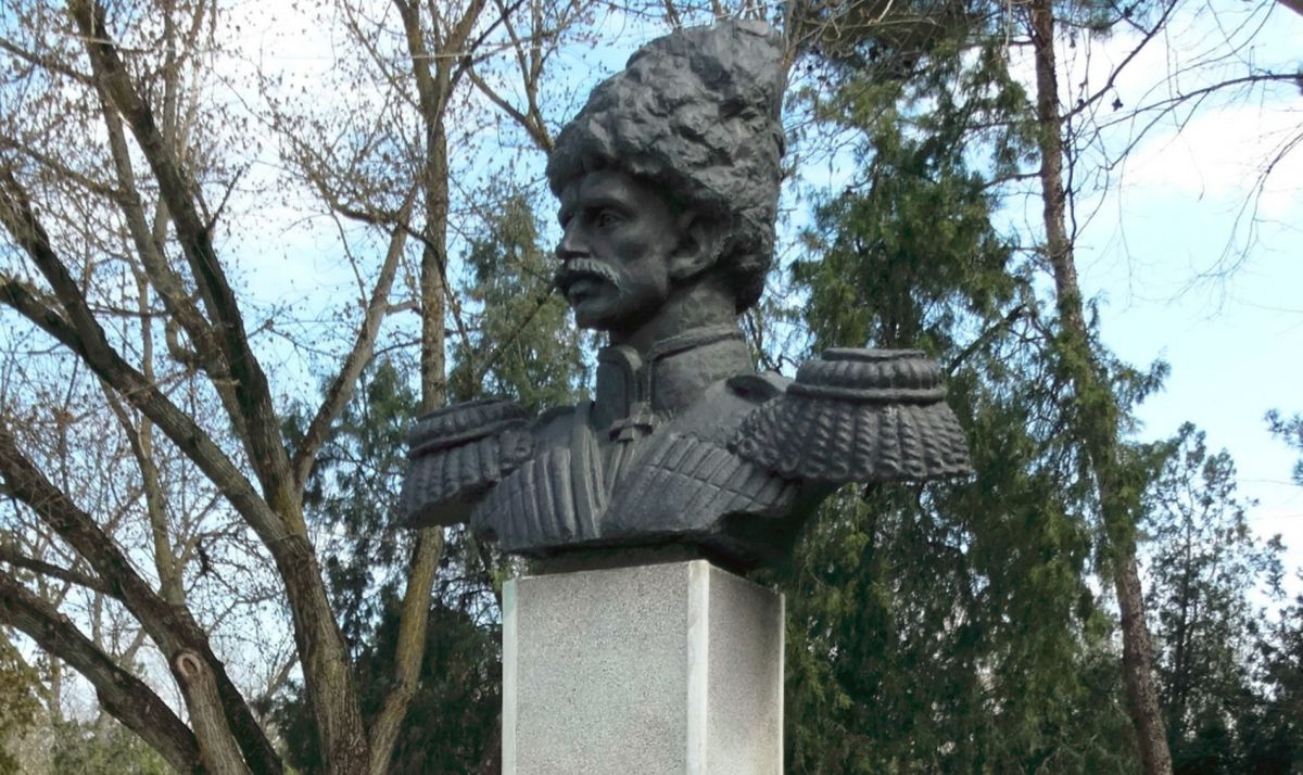 Памятник А. Д. Безкровному