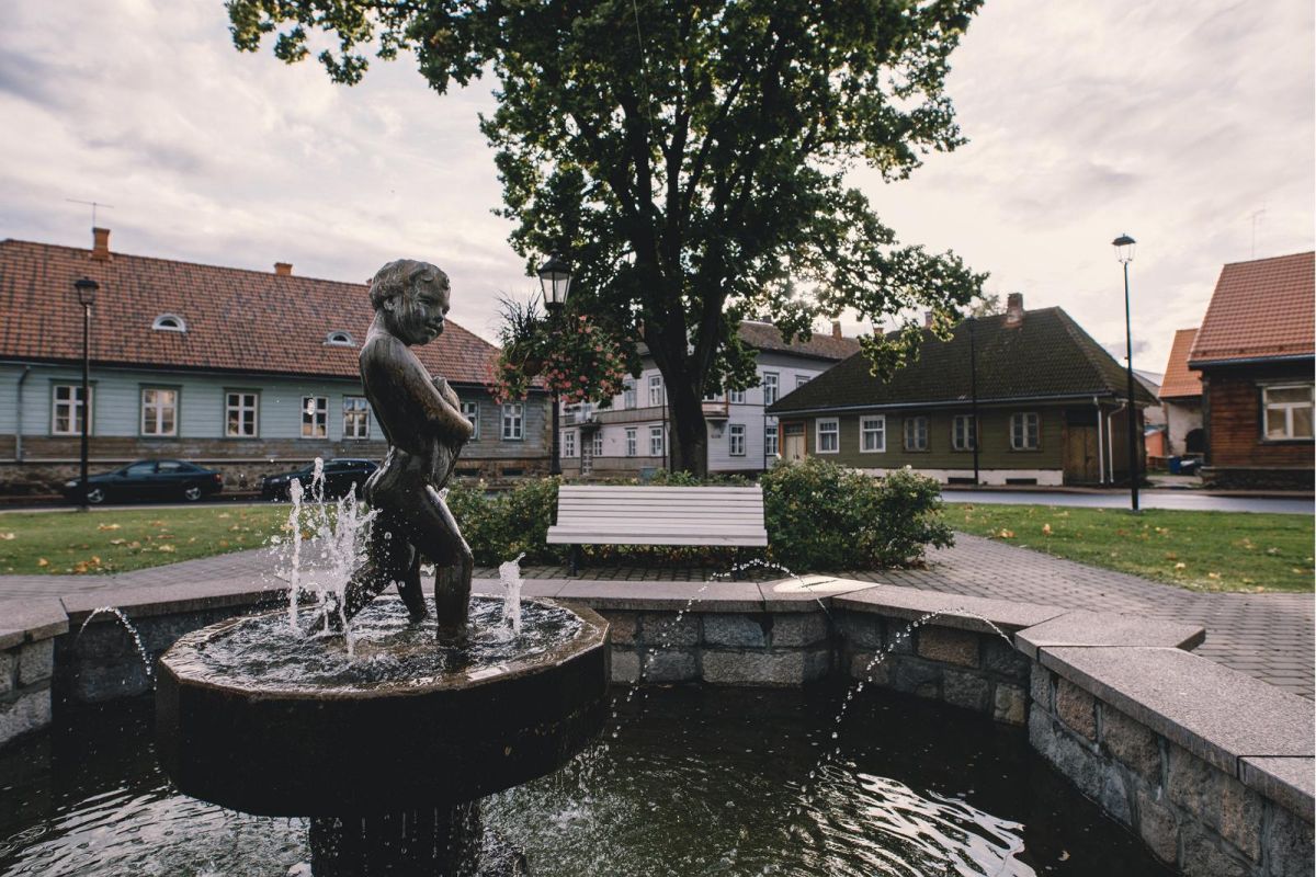 Скульптура «Мальчик с рыбой» на площади им. Йохана Лайдонера