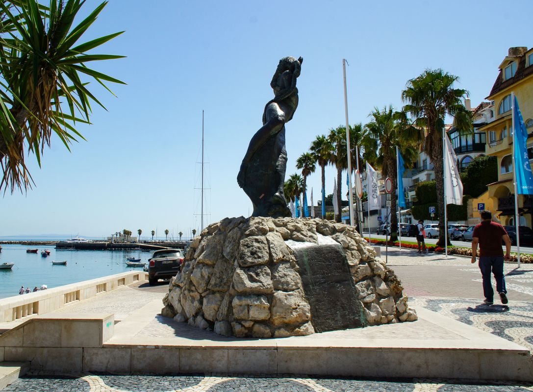 Памятник терпеливым жёнам моряков