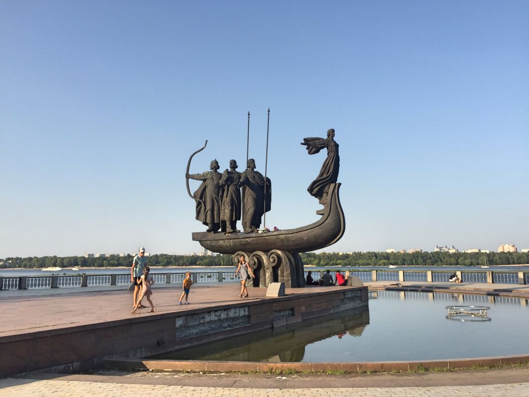 Памятник основателям Киева