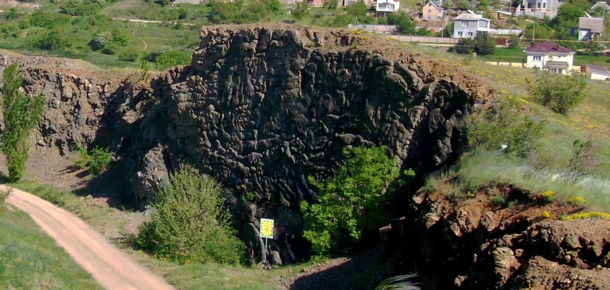 Руины Петропавловского палеовулкана в Петропавловке