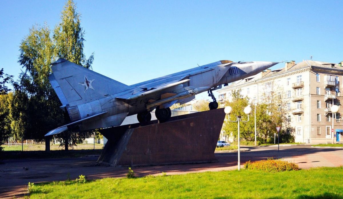 Памятник самолету МИГ-25