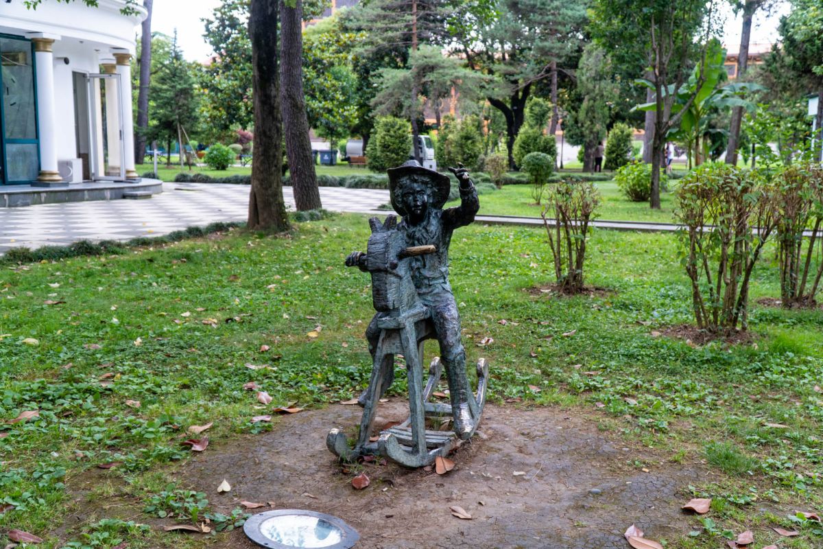 Скульптура мальчик на лошадке