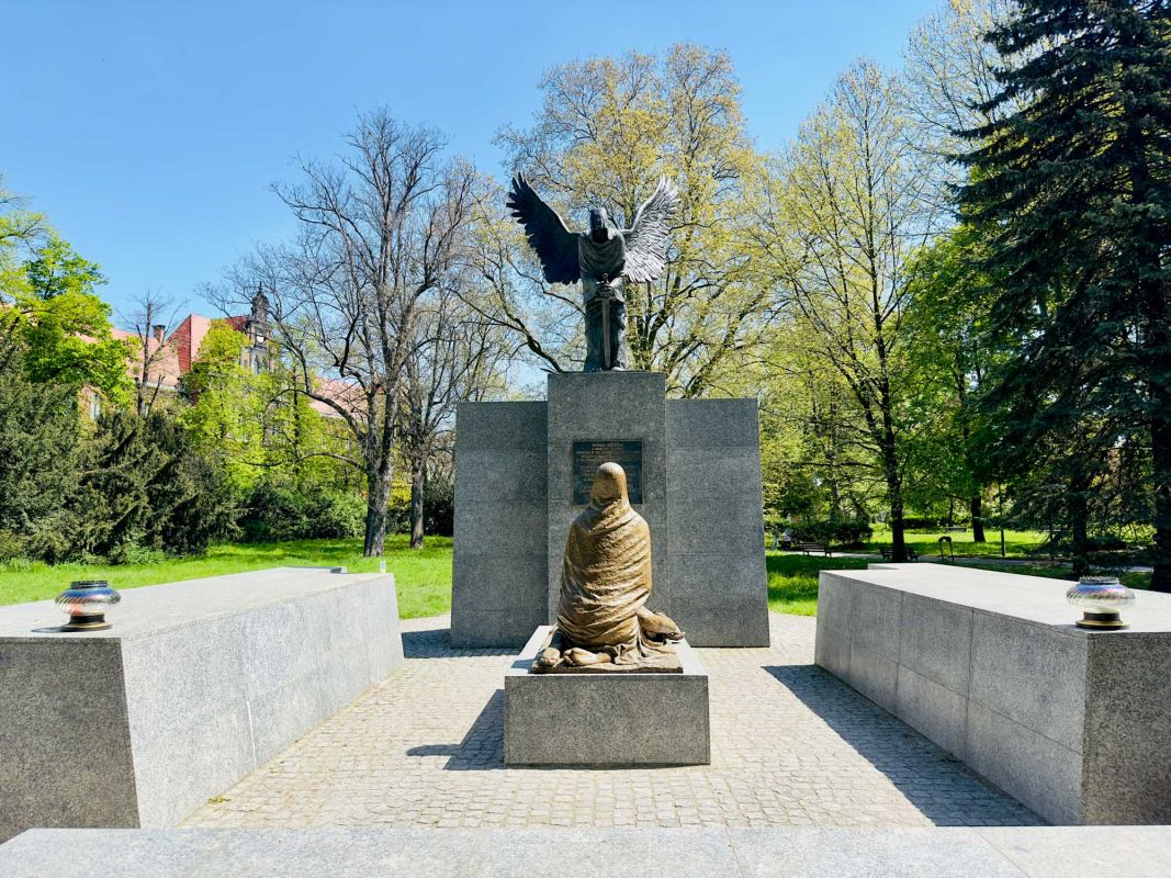 Памятник жертвам Катынского расстрела во Вроцлаве
