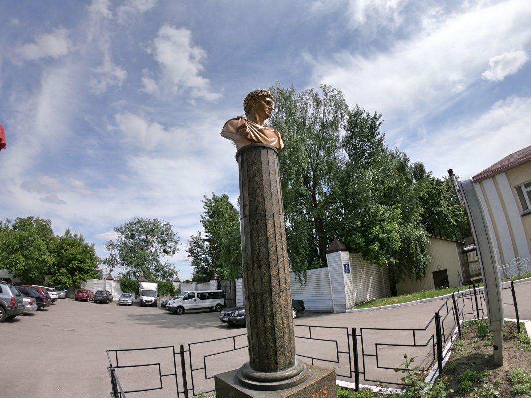 Памятник Овидию на территории Межрегиональной академии управления персоналом