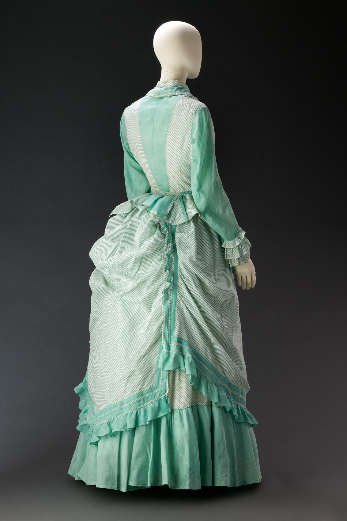 Выставка ИСКУССТВО, ЖИЗНЬ в музее декоративно-прикладного искусства