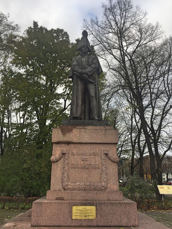 Монумент Михаилу Андрею Барка́лей‑де‑Толли