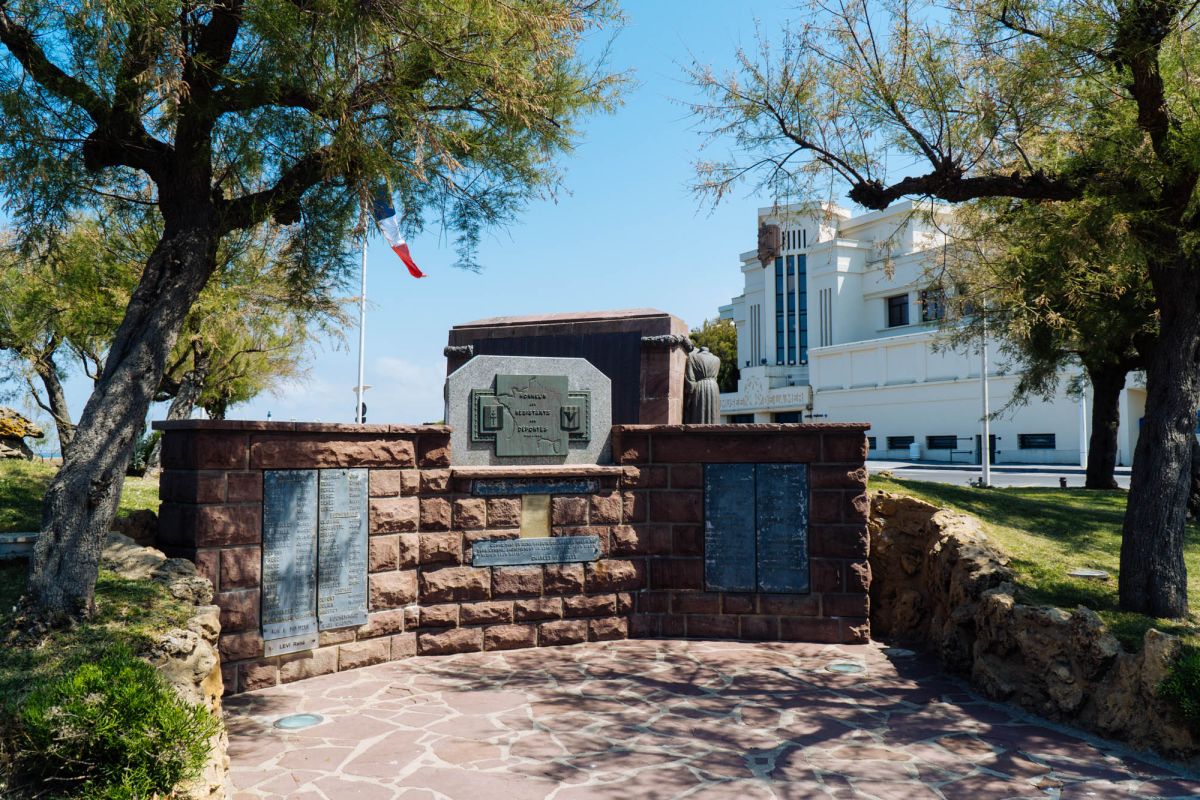 Памятник в честь сопротивления депортации