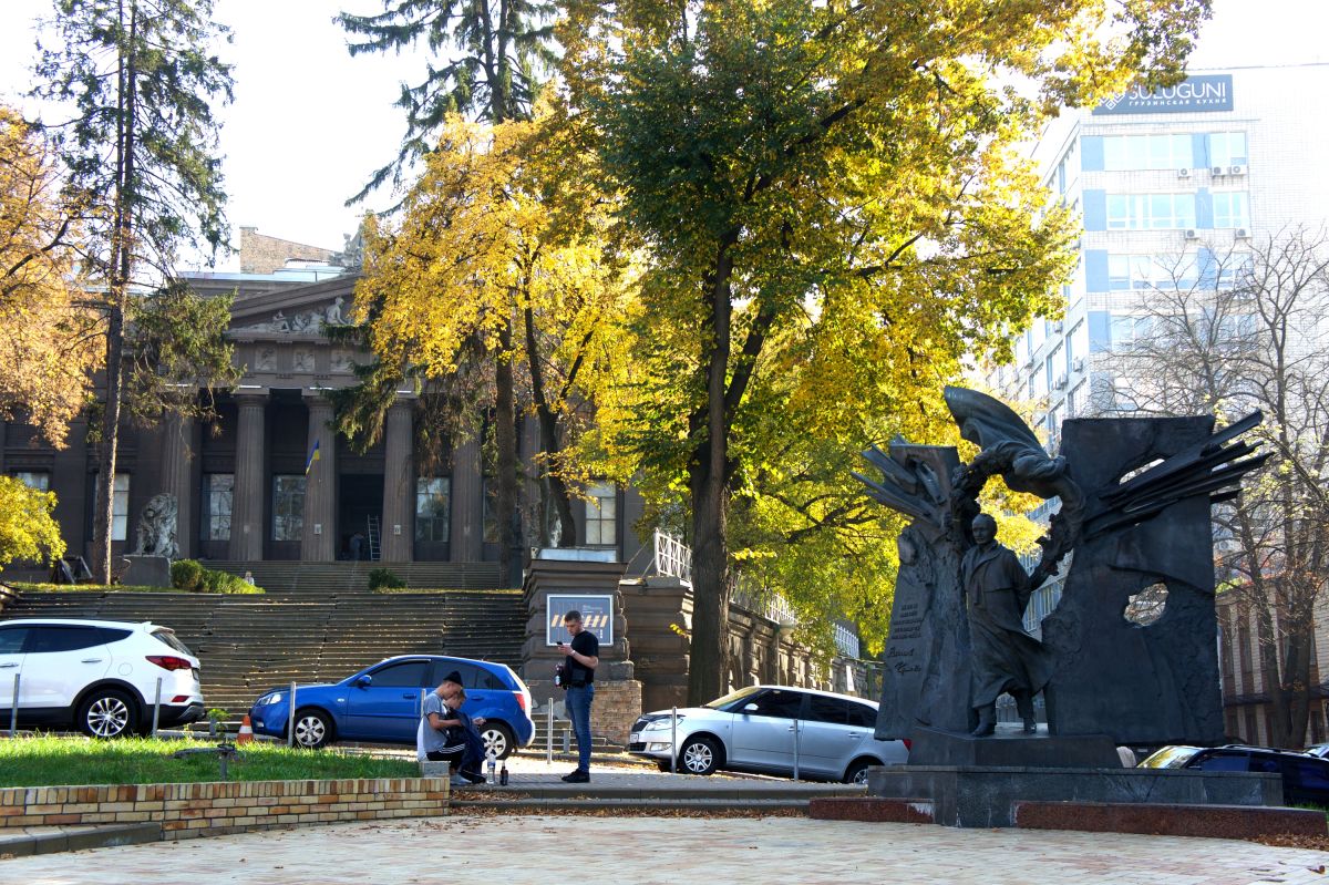 Памятник Вячеславу Черноволу