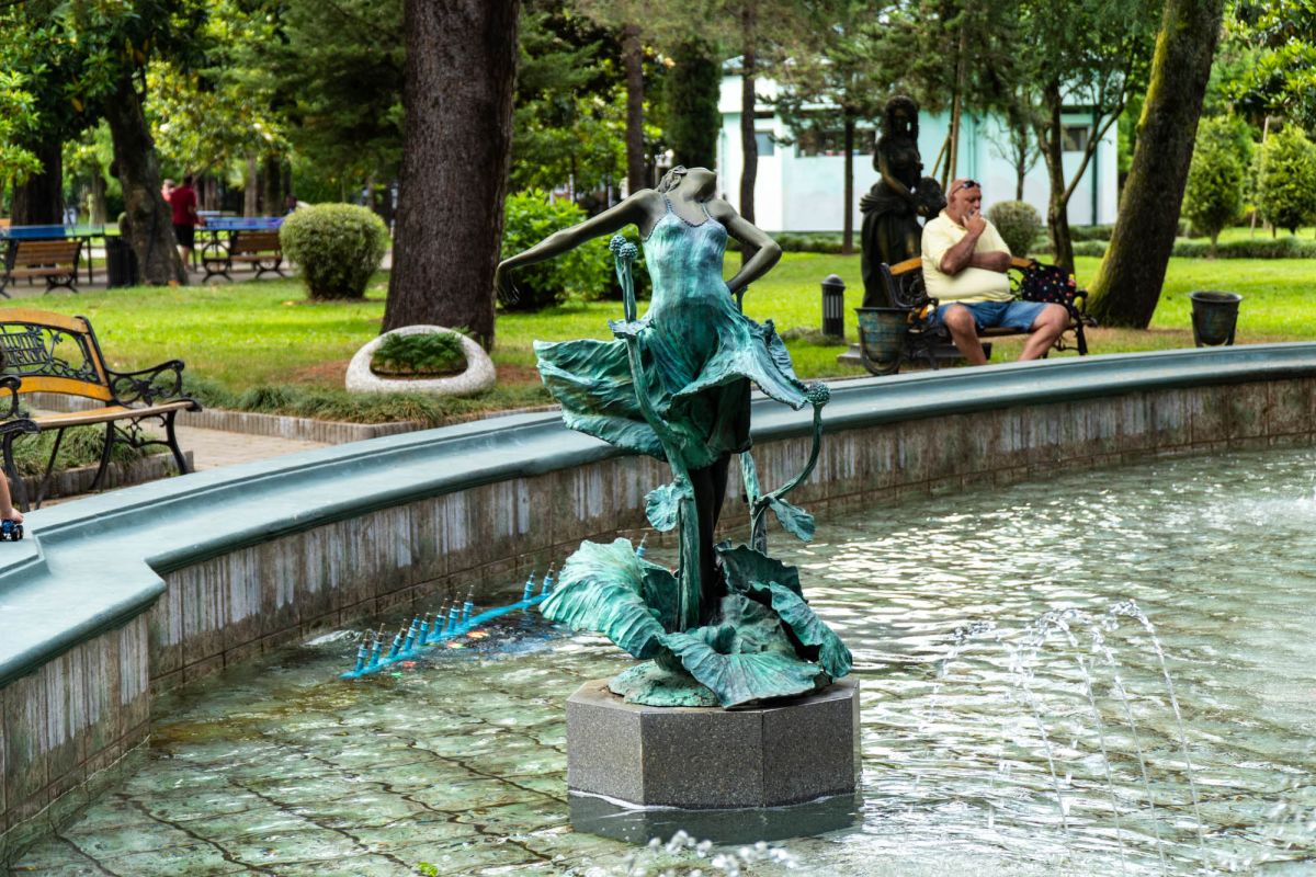 Фонтан рядом с летним театром