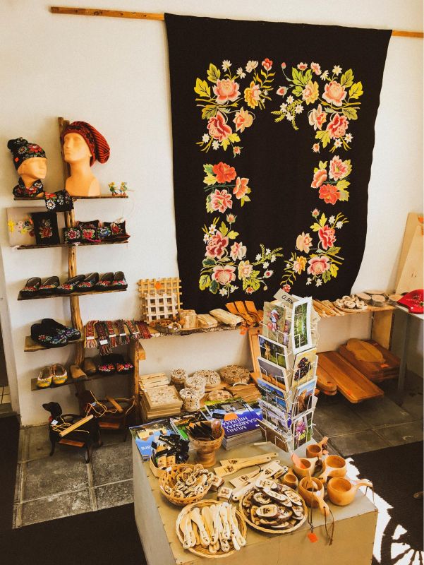 Магазин Muhu Käsitöö на причале порта Куйвасту