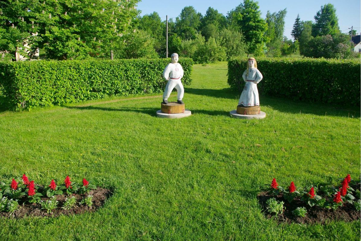 Деревянные скульптуры в Мульгимаа