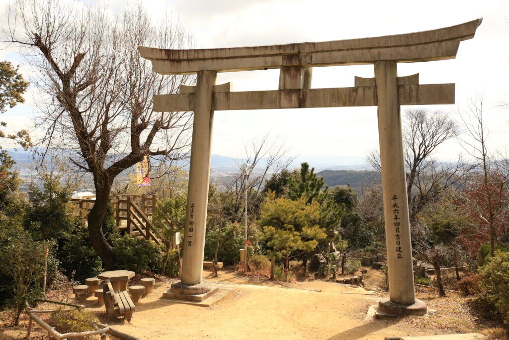 Обсерватория Хатататемацу и руины замка Ямадзаки на горе Тэнно