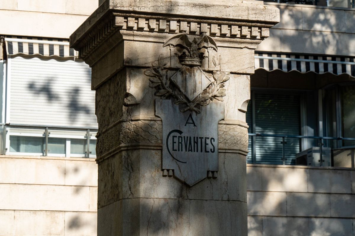 Статуя Сервантеса в Валенсии