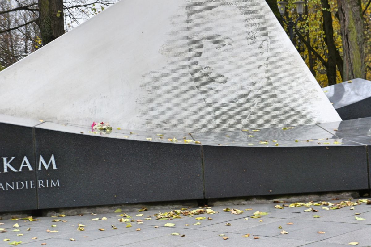 Памятник Оскару Калпаксу