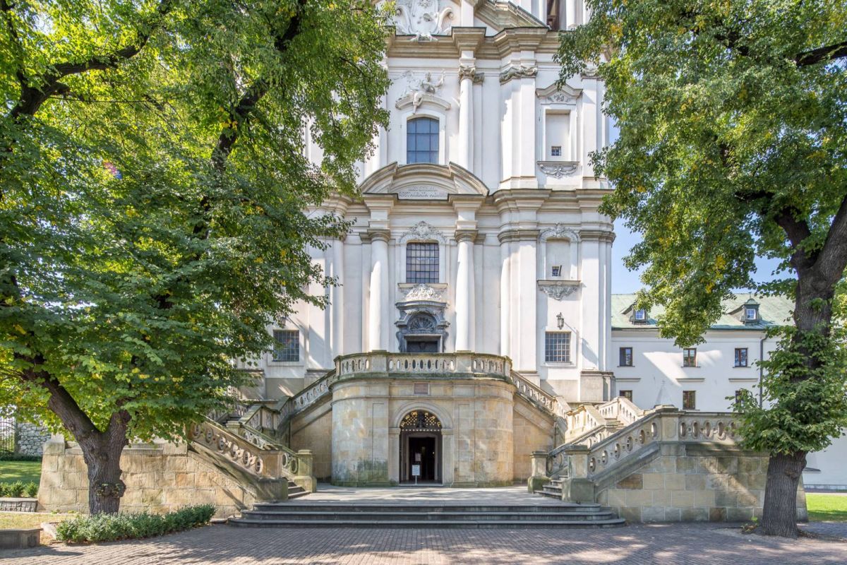 Костел на взгорье Скалка