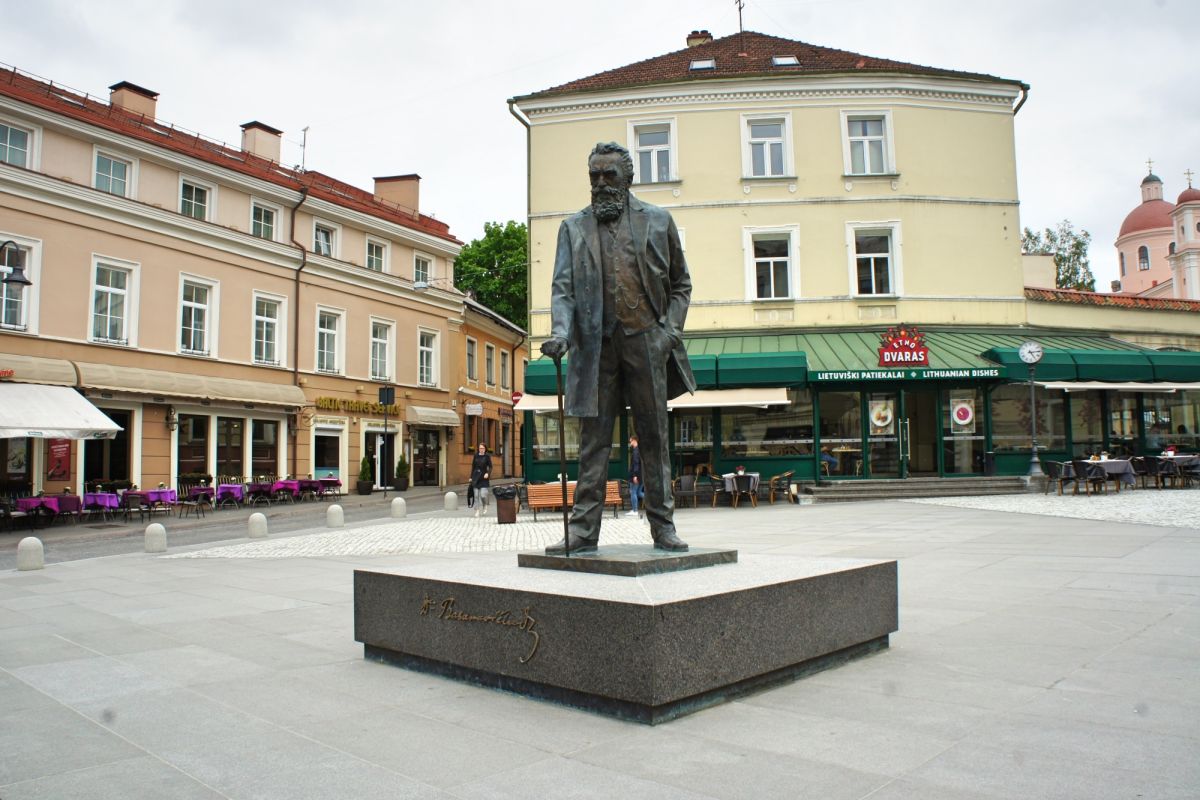 Памятник Йонасу Басанавичюсу