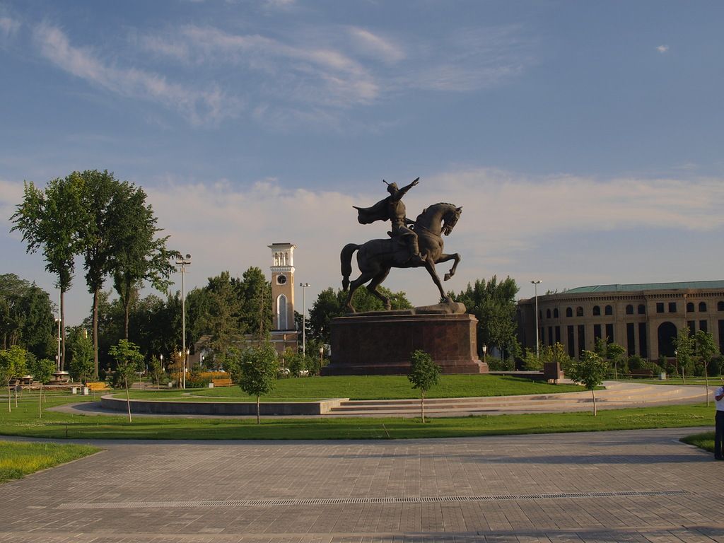 Площадь Амира Темура