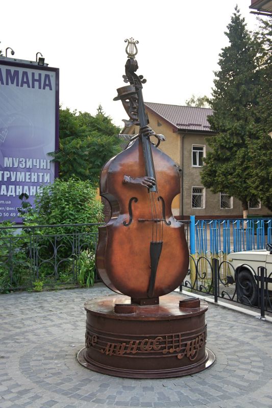 Бронзовая скульптура скрипки