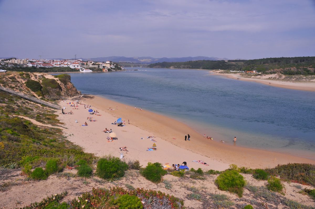 Пляж «Прайя-даш-Фурнаш – Милфонтеш»