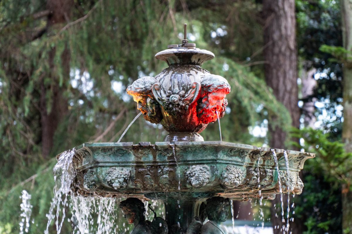 Фонтан рядом с летним театром