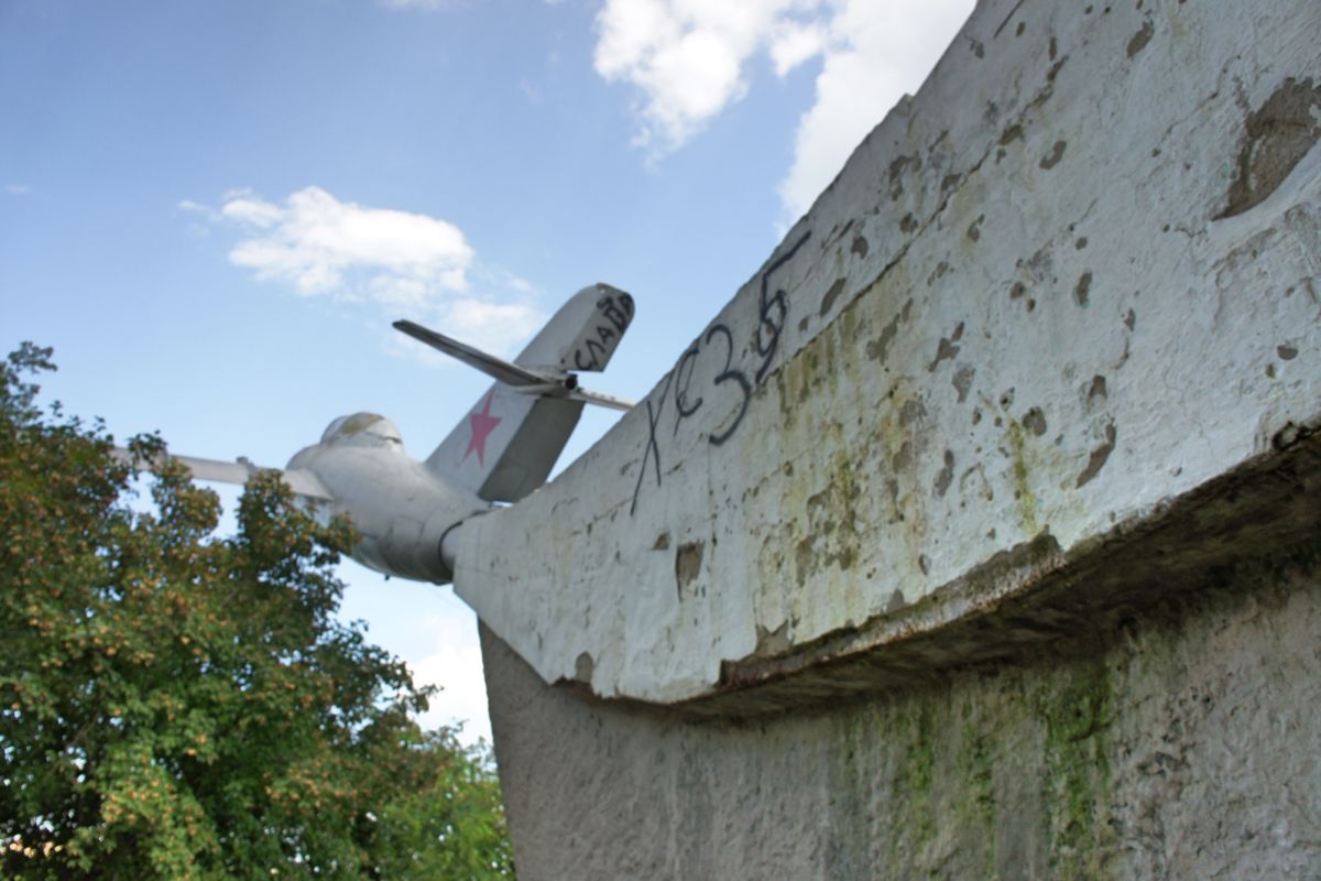 Памятник в честь Второй воздушной армии (МИГ-15)