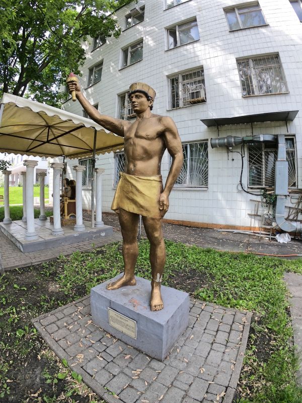 Скульптура Колосс Родосский на территории МАУП