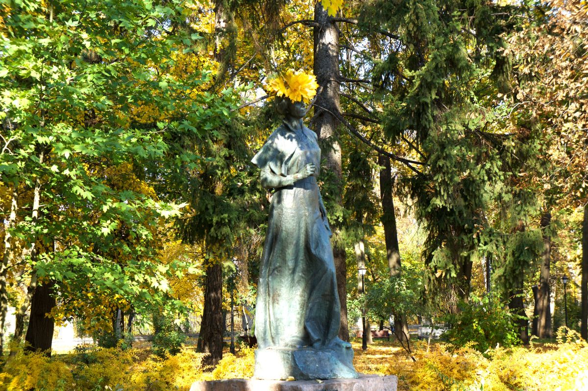 Памятник Украинке Лесе напротив Мариинского дворца