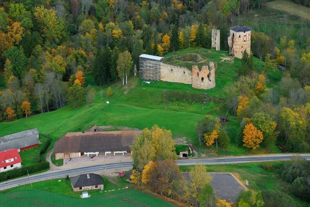 Средневековый центр впечатлений епископского городища Вастселийна