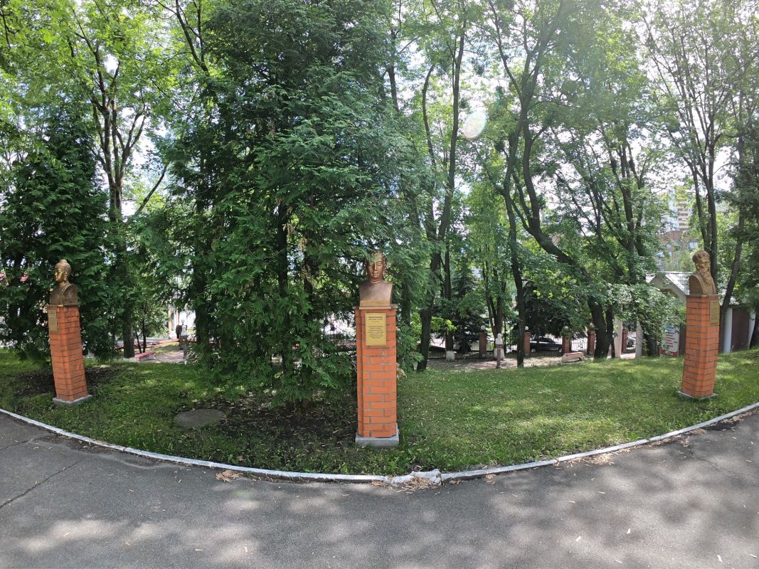 Памятник Вардхаману на территории Межрегиональной академии управления персоналом