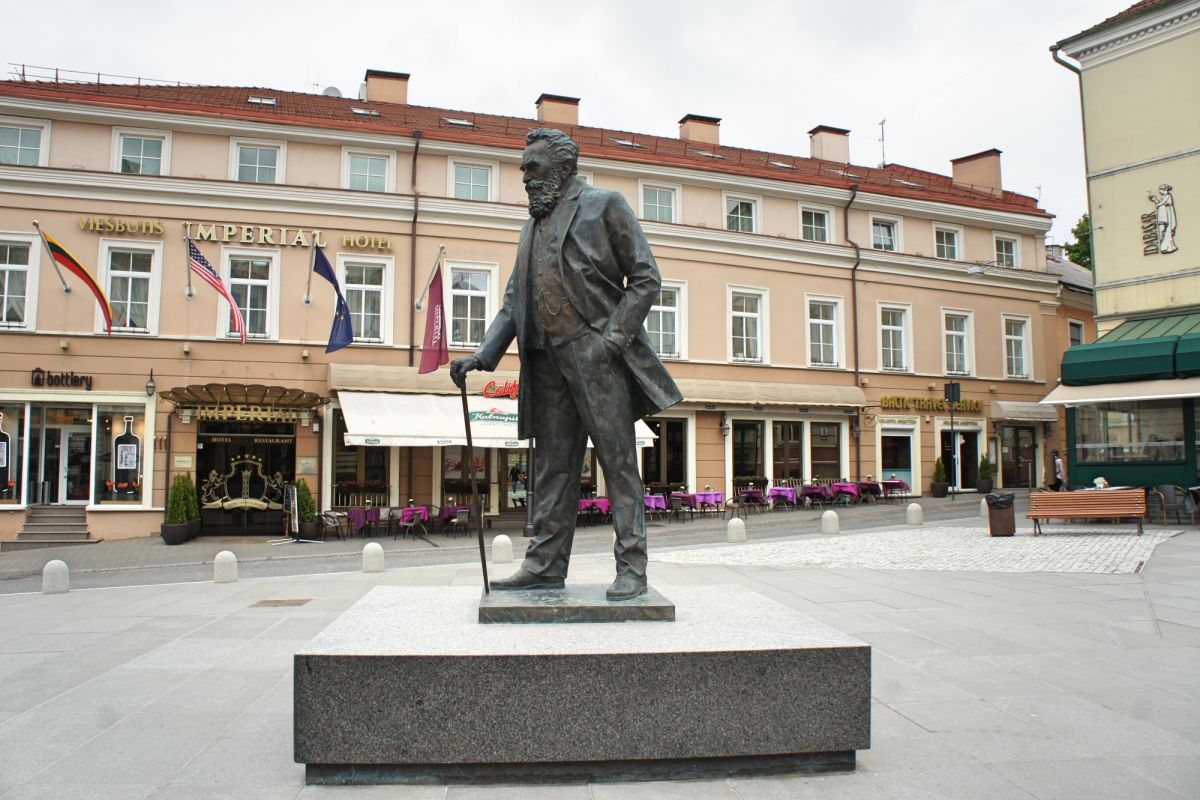 Памятник Йонасу Басанавичюсу