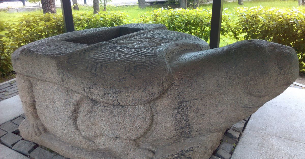 Каменное изваяние черепахи XII века в Уссурийске