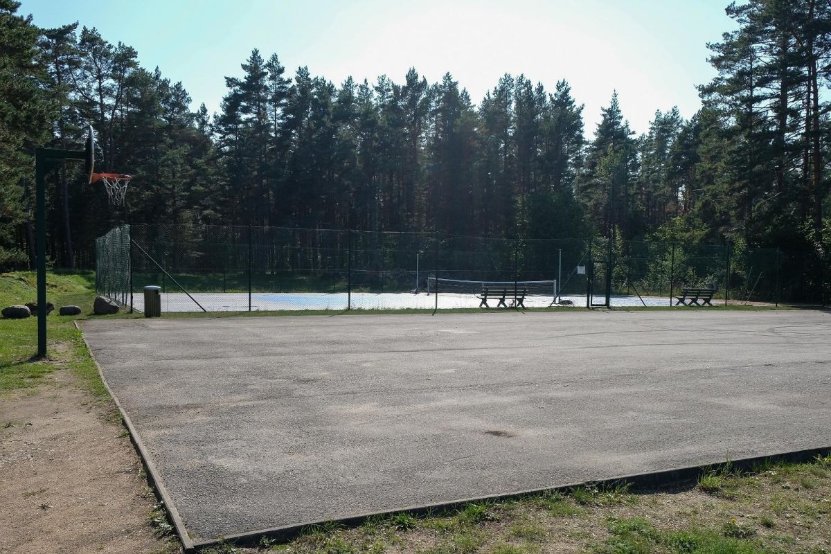 Теннисная и футбольная площадка у старого народного дома на острове Кихну