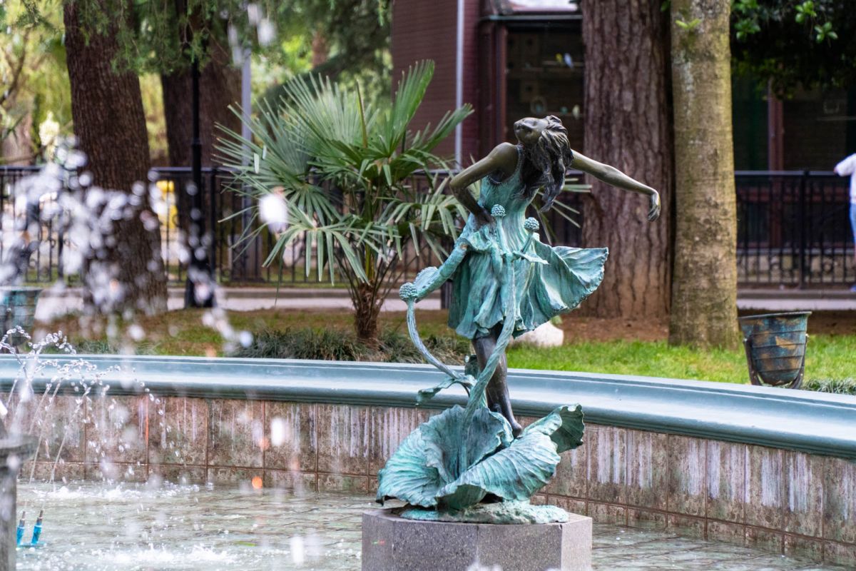 Фонтан рядом с летним театром