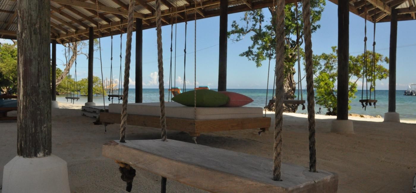 Приключение под солнцем на аванпосте Chukka Ocean Outpost в Сэнди-Бэй