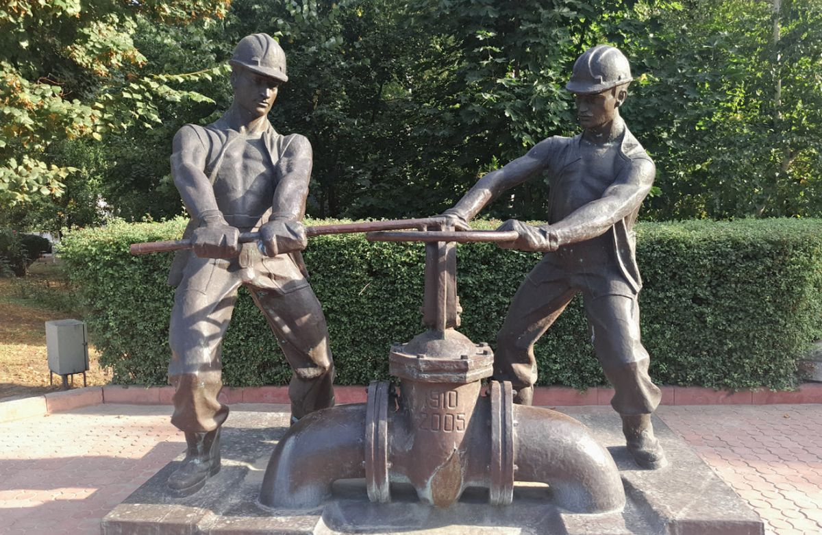 Памятник водопроводчику в Кременчуге