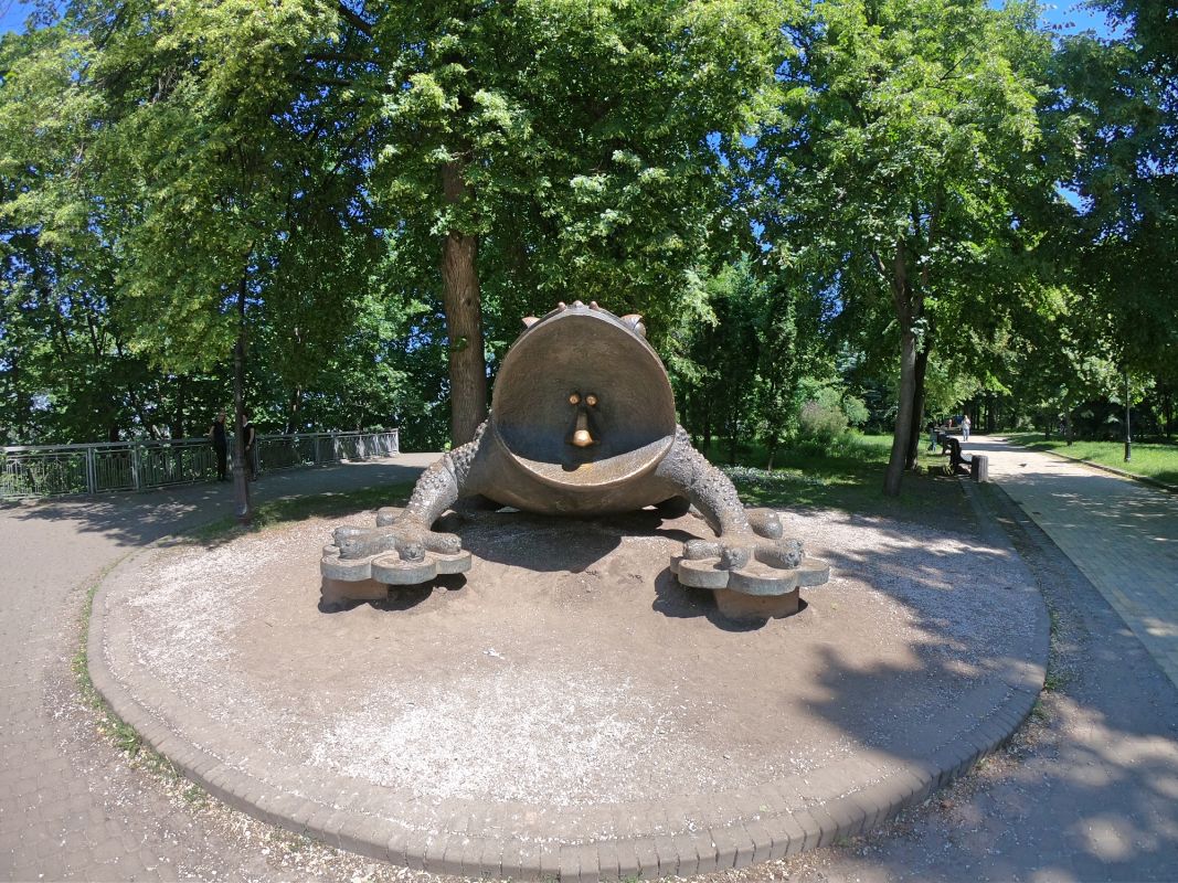 Памятник жабе