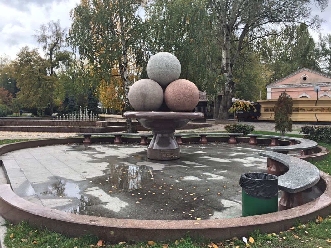 Скульптура мороженого Рудь в Житомире