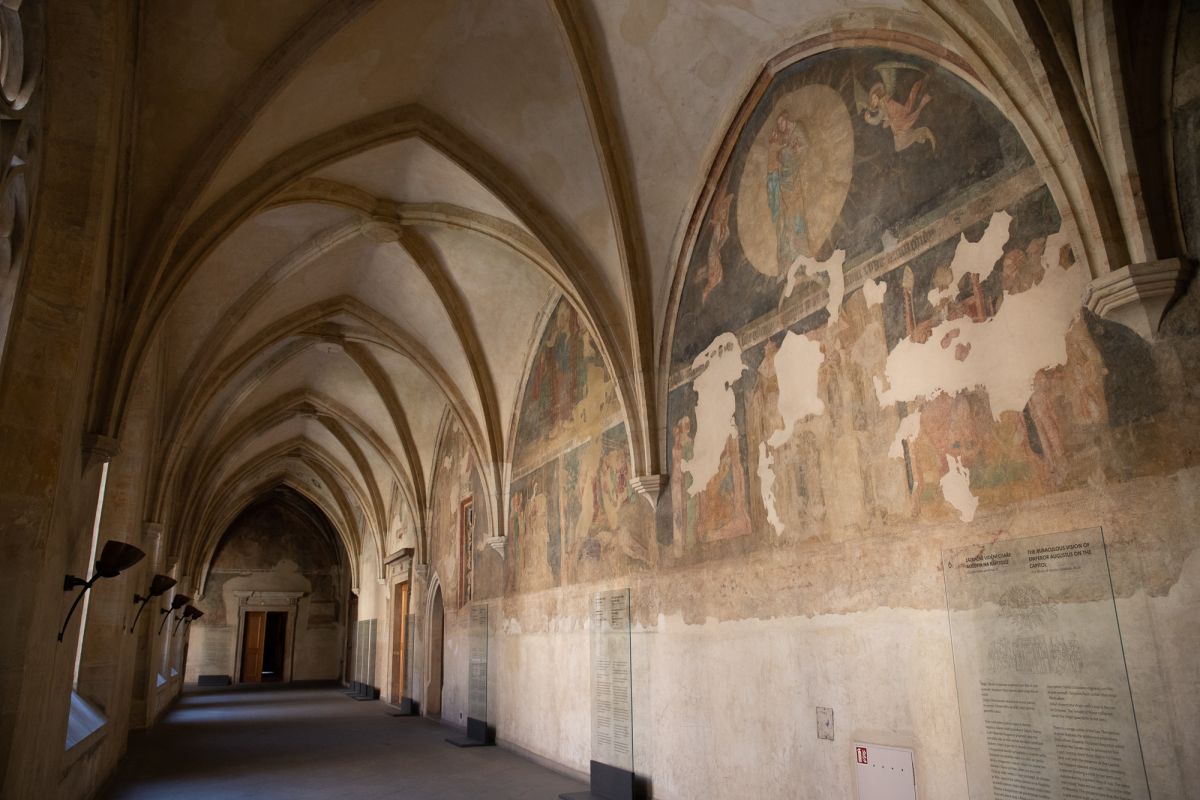 Монастырь на Слованах – Эмаузы (Эммаусский монастырь)